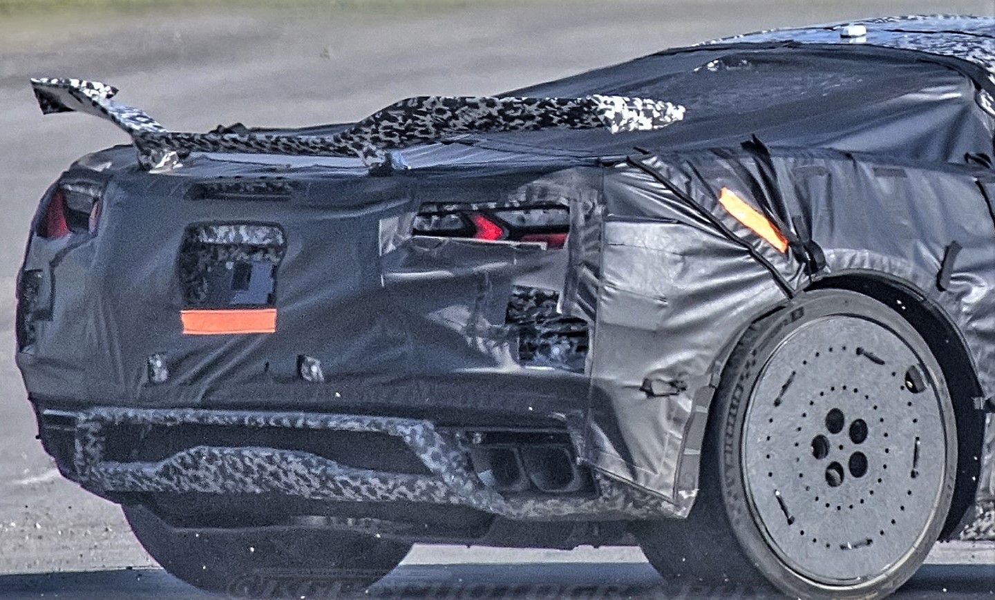 2022-Chevrolet-Corvette-Z06-Prototype-June-2020-010-rear-end-with-high-wing.jpg