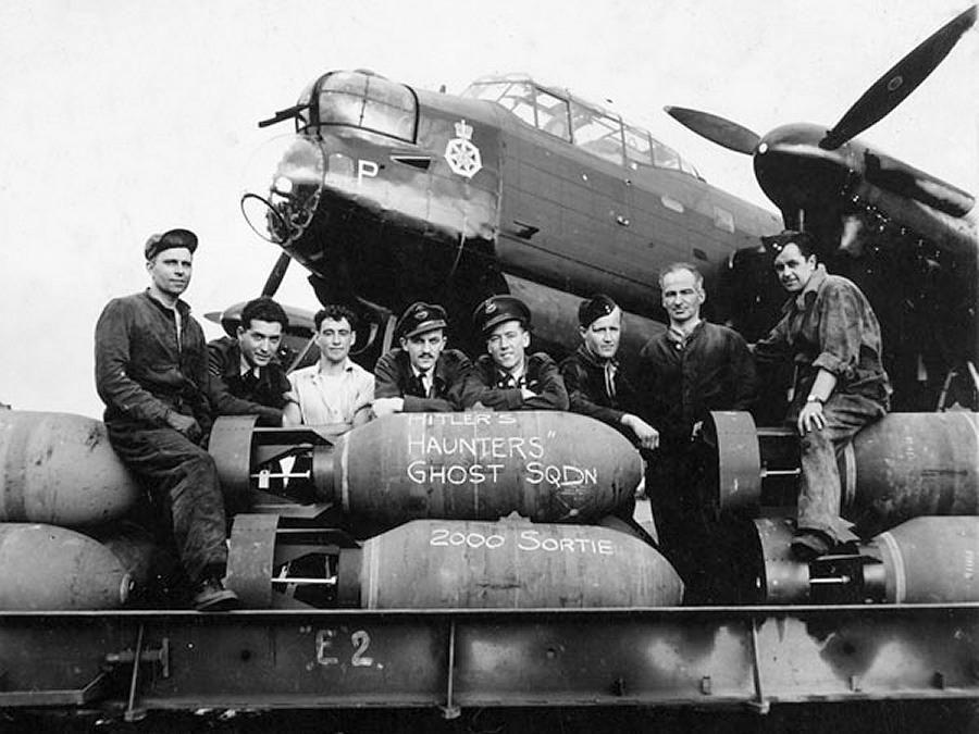Aircrew__Groundcrew_of_a_No._428_Squadron_RCAF_Avro_Lancaster.jpg