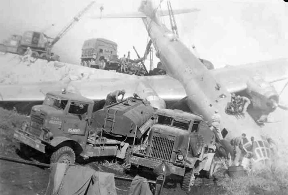 B-29_Superfortress_after_crash_landing.jpg