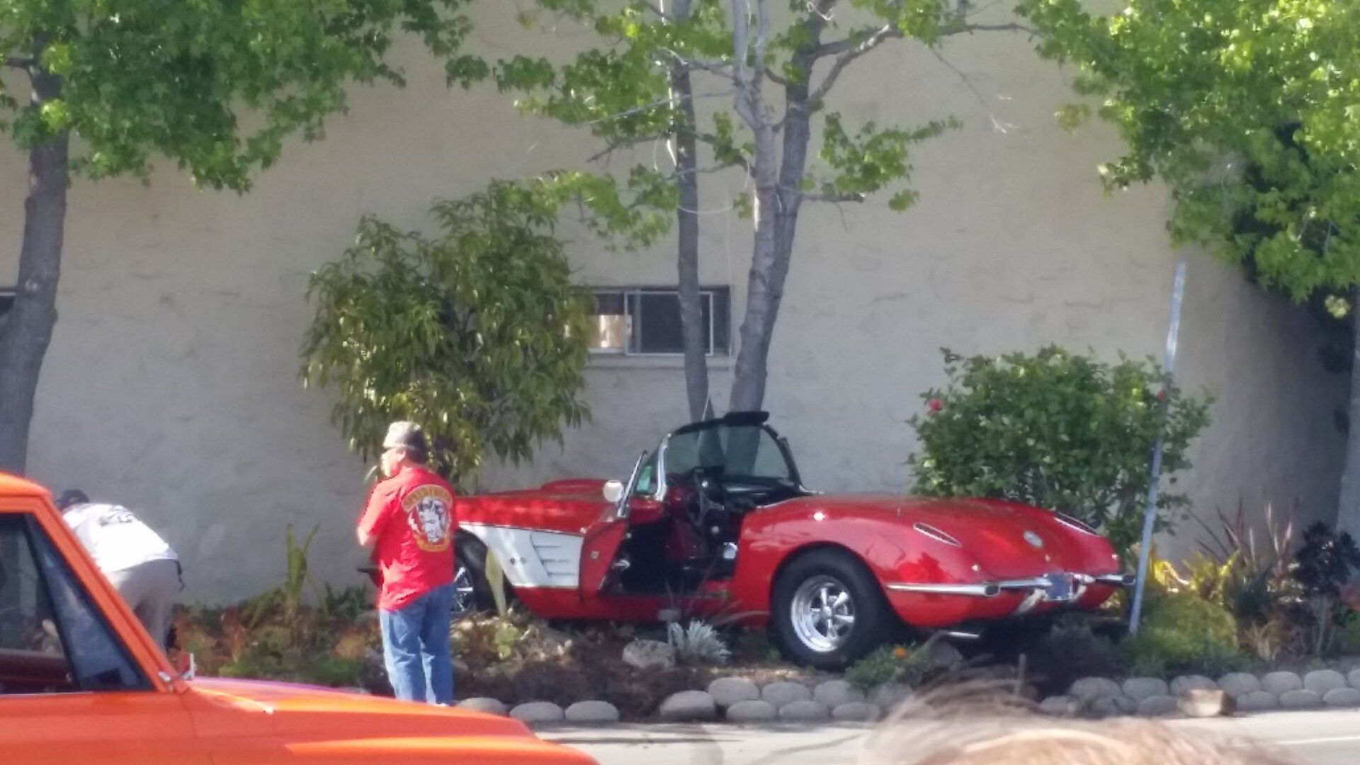 classic-corvette-crashes-into-a-wall-while-showing-off-video-94398_1.jpg