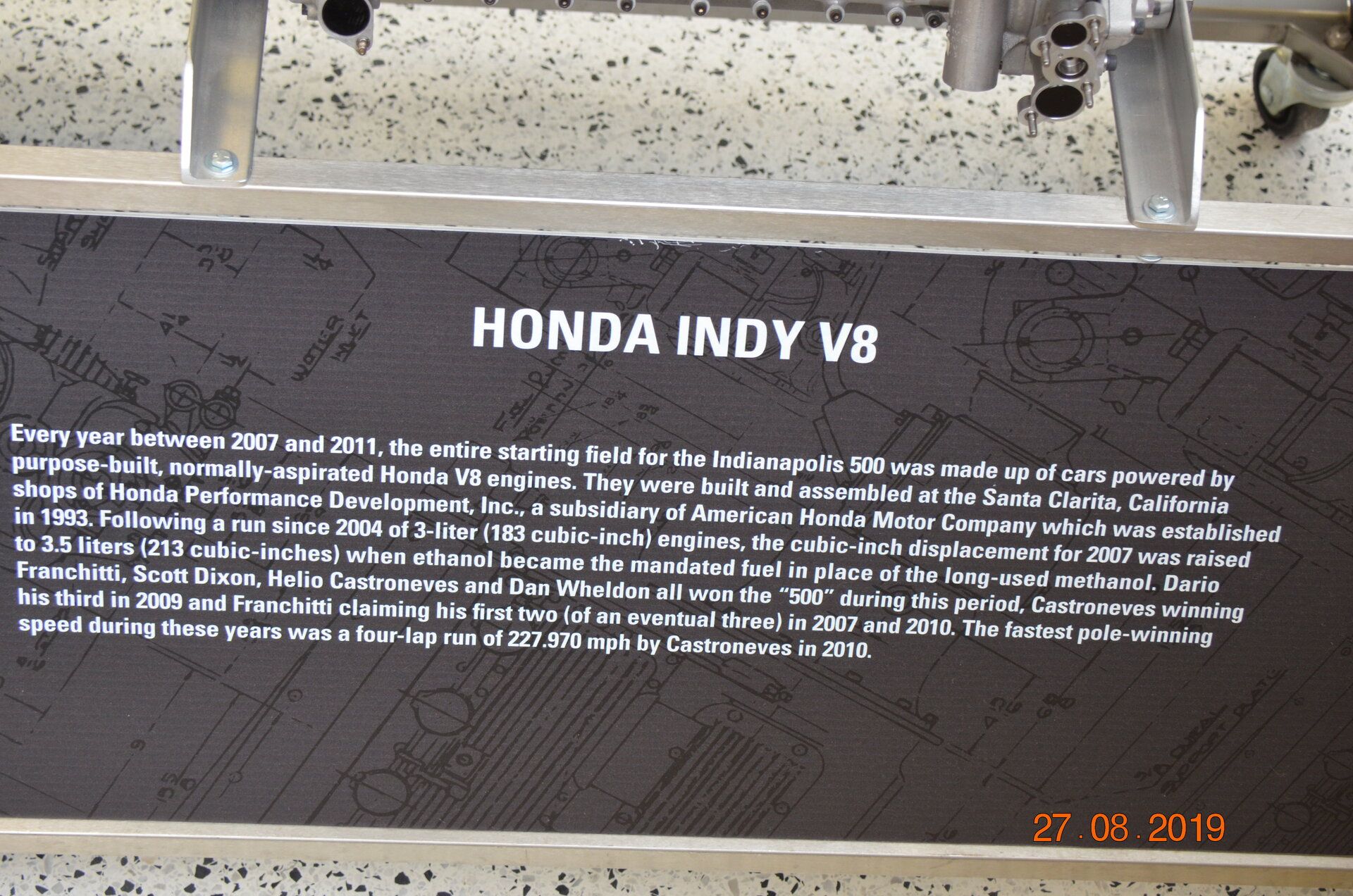 INDY MUSEUM HOND 2.JPG