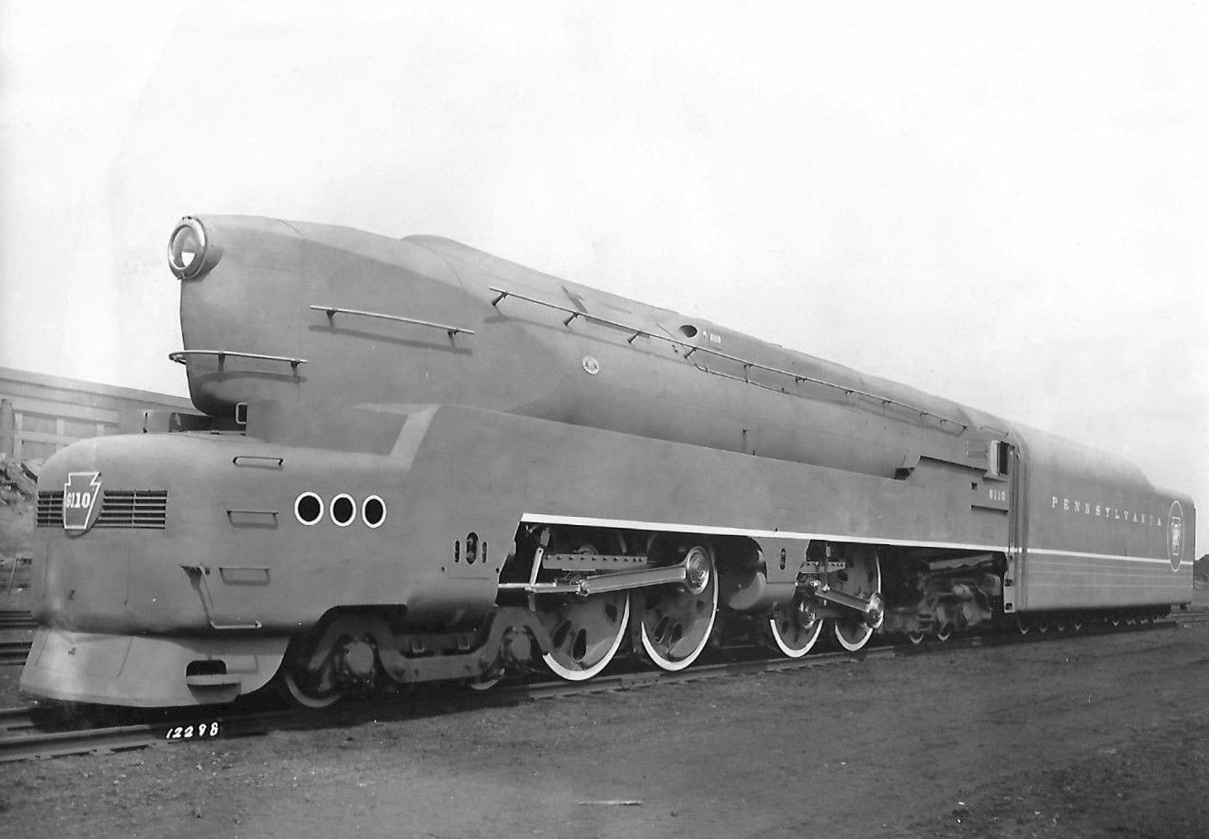Pennsylvania_RR_streamlined_locomotive_T1.jpg