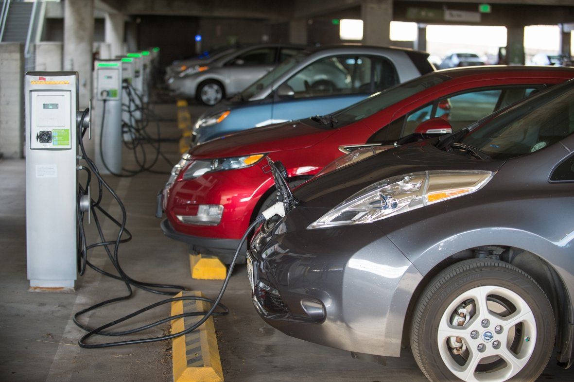 PEVs-charging-in-NREL-garage-via-NREL-database.jpg