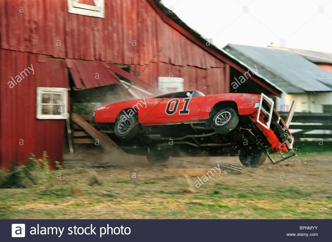 the-general-lee-crashes-through-barn-the-dukes-of-hazzard-2005-BPNMYY.jpg