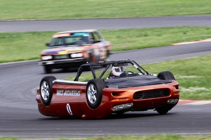 upside_down_camaro_87742b69cf5d8e08cd8e252b870186f16afae0b5.jpg