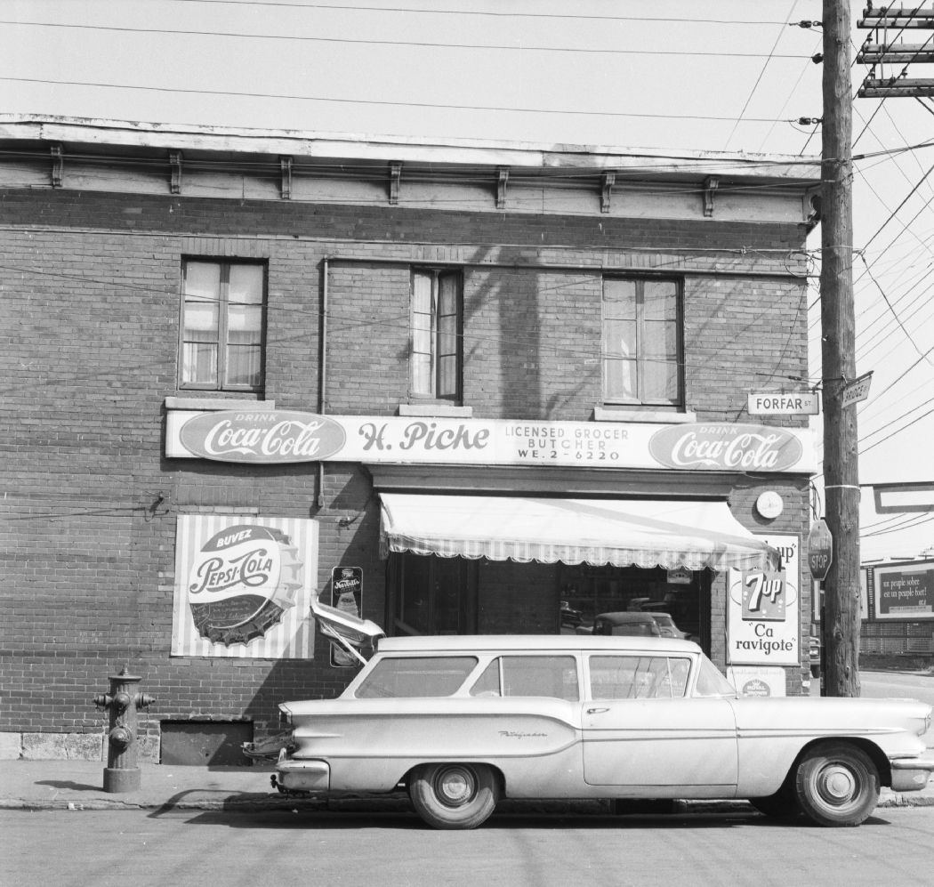 VM94-C0036-4-007 Pontiac wagon.jpg